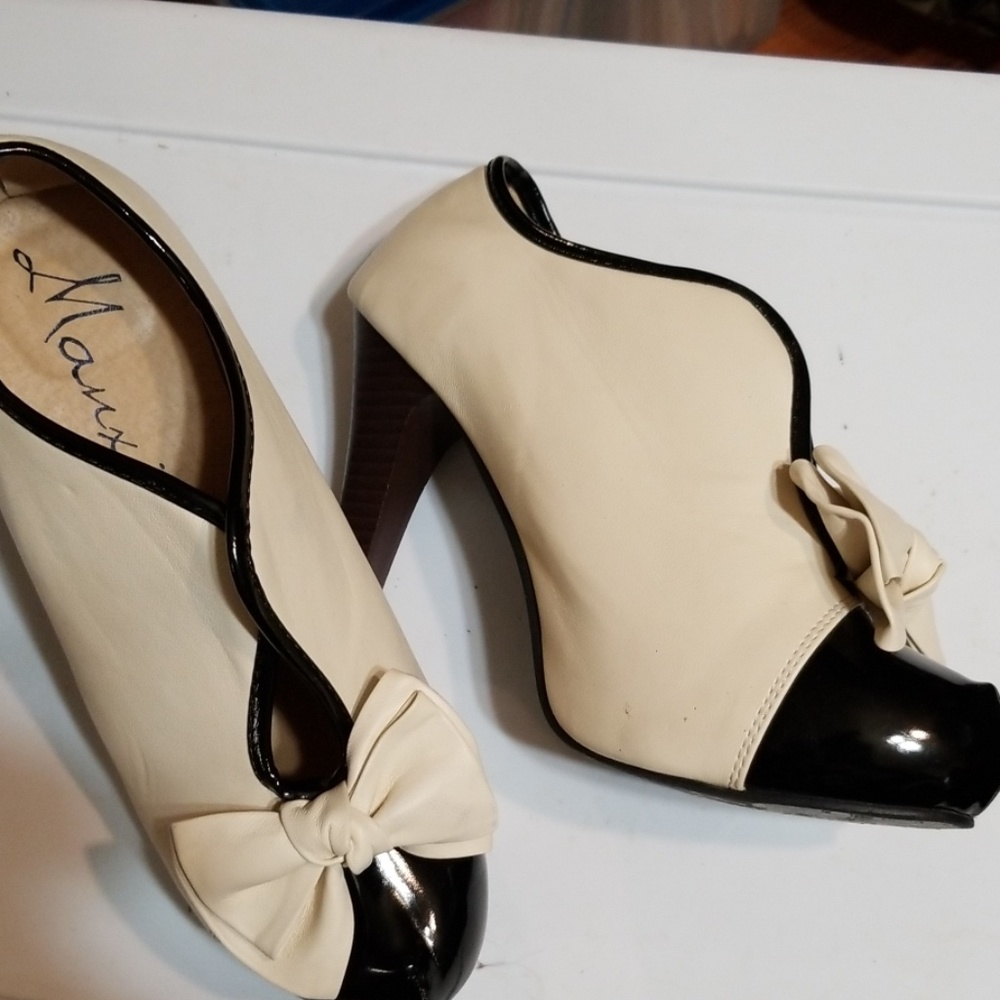 Manxixi Cream n Black Heels w Bows 40 or 8 to 8.5